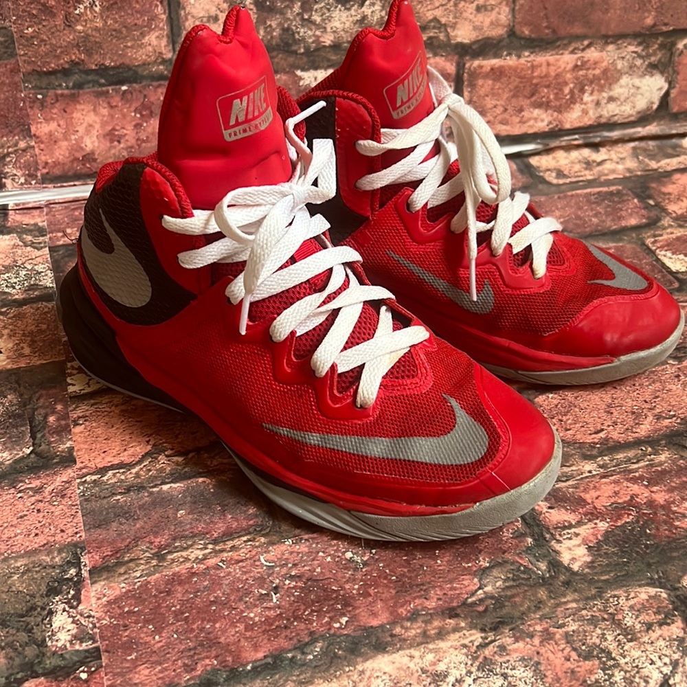 Boys 5Y Nike shoe